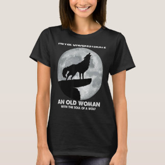 T-shirt Ne sous-estimez jamais une vieille femme avec l'âm