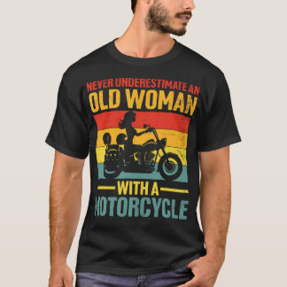 T-shirt Ne sous-estimez jamais une vieille femme avec une