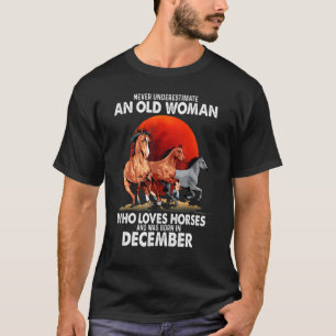 T-shirt Ne sous-estimez jamais une vieille femme qui aime