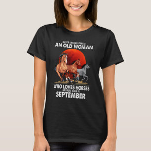 T-shirt Ne Sous-Estimez Jamais Une Vieille Femme Qui Aime