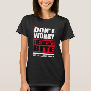 T-shirt Ne t'inquiète pas qu'elle ne mord pas. Chiens Drôl