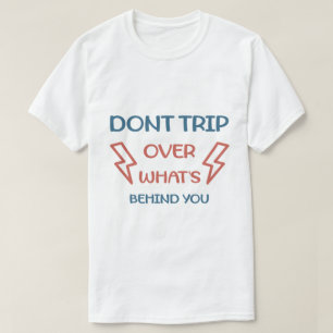 T-shirt Ne trébuchez pas sur ce qui est derrière vous Moti