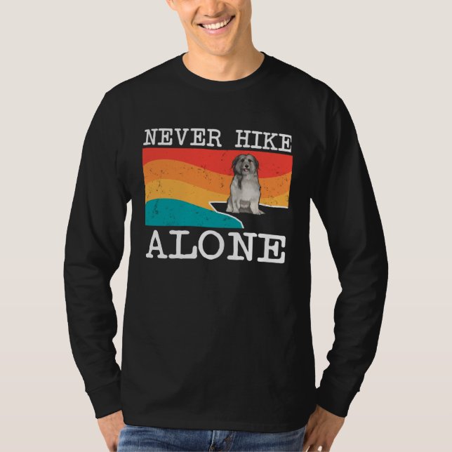 T-shirt Never Hike Alone Pyrenean Shepherd Graphic Hiking (Devant)