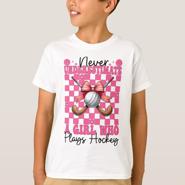 T-shirt Never Underestimate A Girl Who Plays Hockey Coquet (Devant)