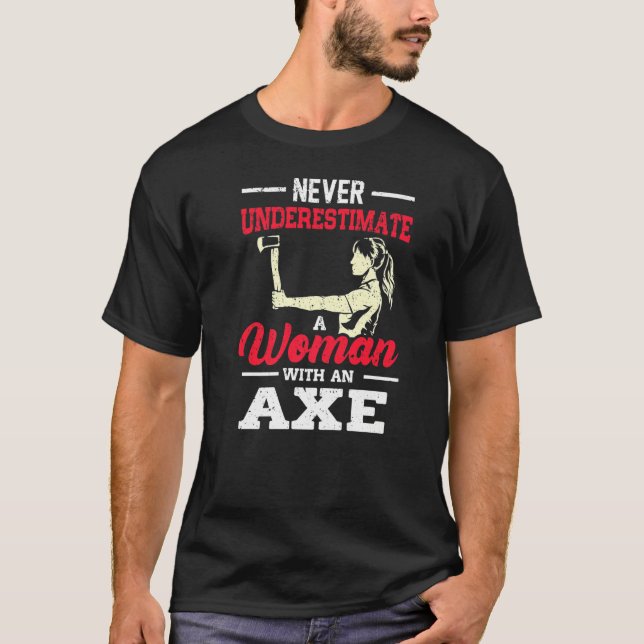 T-shirt Never Underestimate A Woman With An Axe Target Thr (Devant)