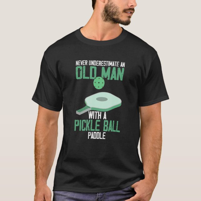 T-shirt Never Underestimate an Old Man Pickle Ball Paddle (Devant)