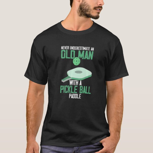 T-shirt Never Underestimate an Old Man Pickle Ball Paddle  (Devant)
