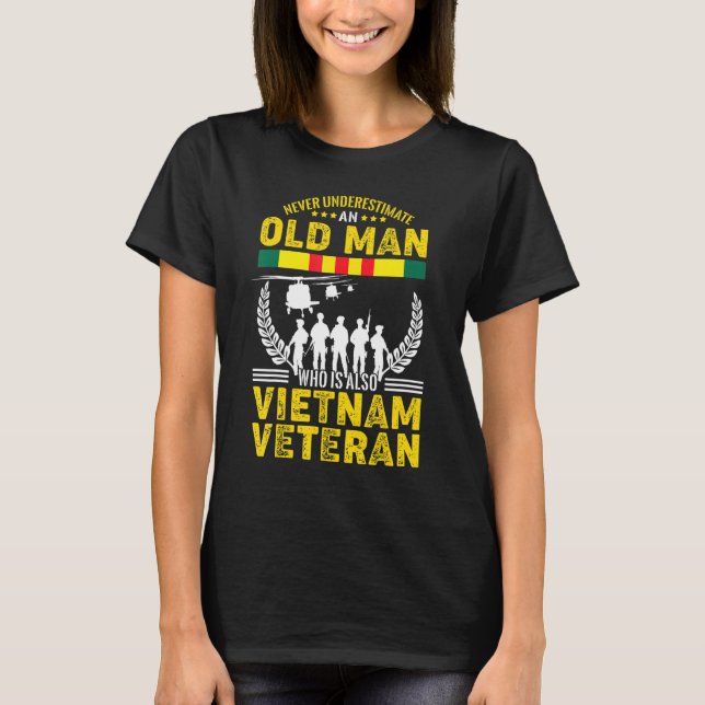 T-shirt Never Underestimate An Old Man Who Also Vietnam Ve (Devant)