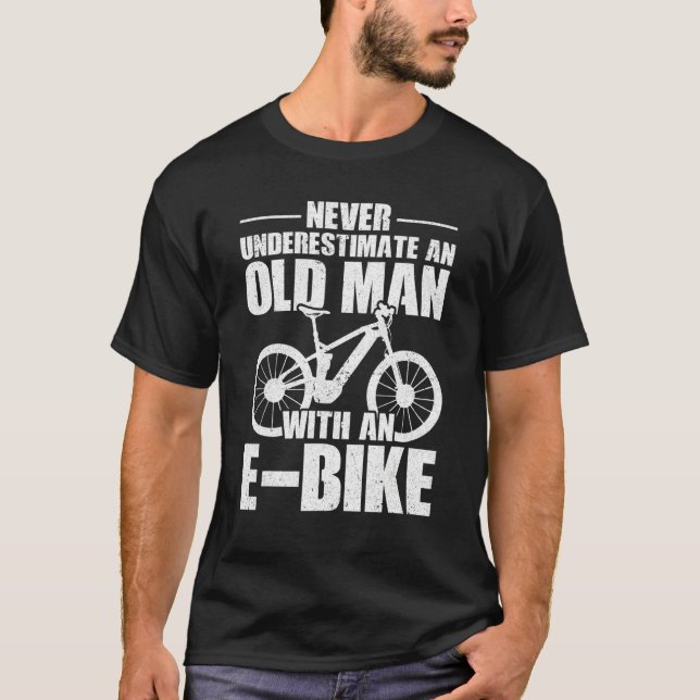 T-shirt Never Underestimate An Old Man With An E-Bike Cycl (Devant)
