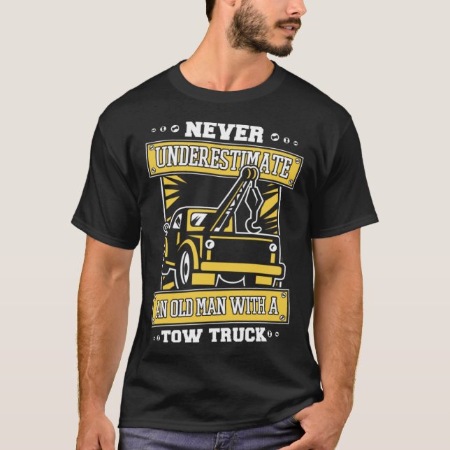 T-shirt Never Underestimate An Old Man With Tow Truck Tow  (Devant)