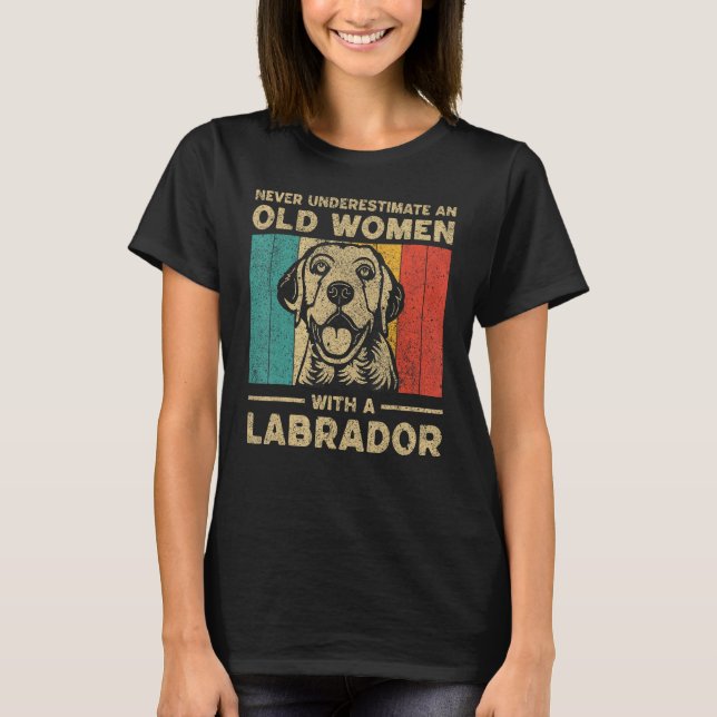 T-shirt Never Underestimate An Old Women With A Labrador (Devant)