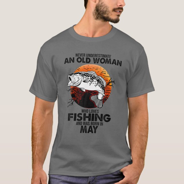 T-shirt Never Underestimate Old Woman Loves Fishing Born I (Devant)