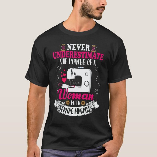 T-shirt Never Underestimate Power Of Woman Sewing Machines (Devant)