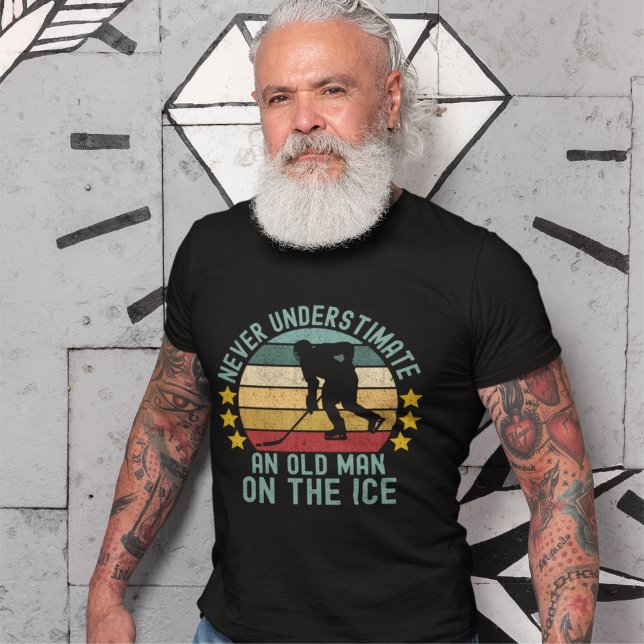 T-shirt Never Understimate an Old Man on the Ice (Créateur téléchargé)