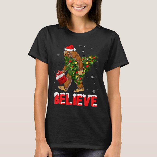 T-shirt Noël Croit Bigfoot Funny Arbre De Noël Pour Hommes (Devant)