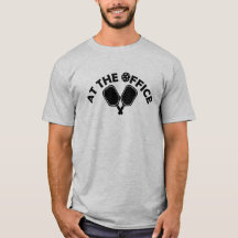 T-shirt noir au bureau