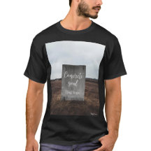T-shirt noir streetwear en béton souterrain