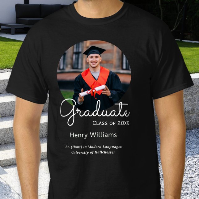 T-shirt Nom du diplômé et photo personnalisée (A shirt for celebrating graduation, personalized with photo, 'class of' year, name and qualification)