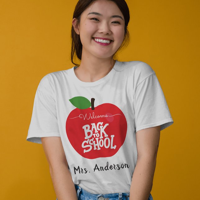 T-shirt Nom personnalisé Apple Bienvenue à l'école enseign (Custom Name Apple Welcome Back to School Teacher T-Shirt)