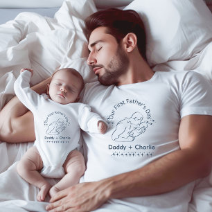 T-shirt Notre première Fête des pères, Père tenant un nouv