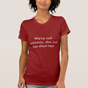 T-shirt Nous ne sommes pas des lesbiennes ; elle a juste