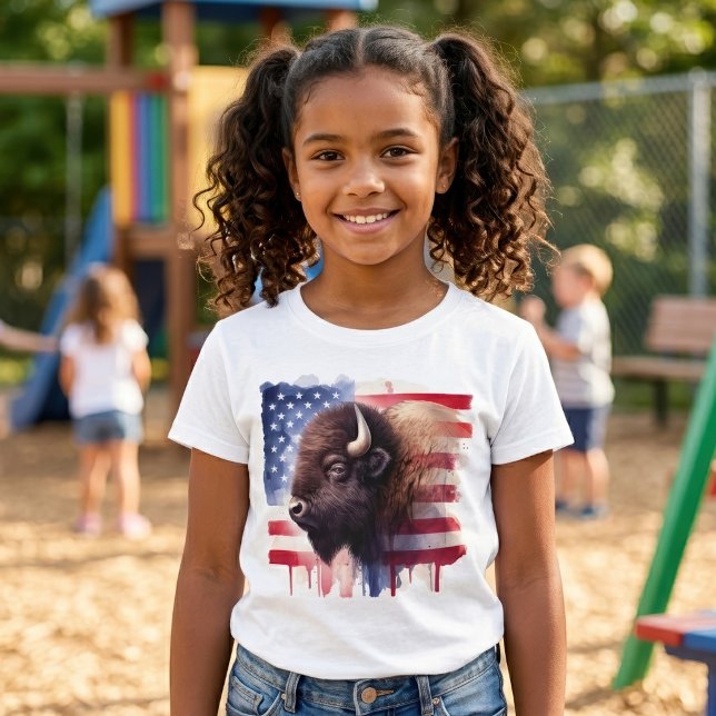 T-shirt Œuvre d'art majestueuse représentant des bisons am (Majestic American Bison & Patriotic Flag Artwork. Girl Basic White T-Shirt)
