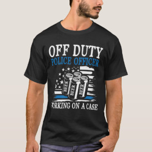 T-shirt Officier de police hors service travaillant sur un