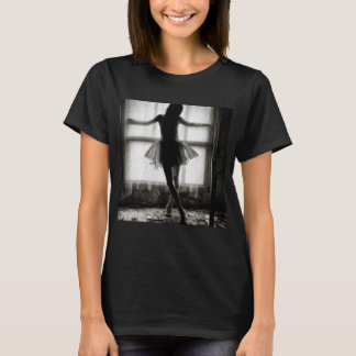 T-shirt Ombre dansante près de la fenêtre