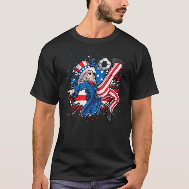 T-shirt Oncle Sam Jouer Soccer Drapeau Américain Heureux 4 (Devant)
