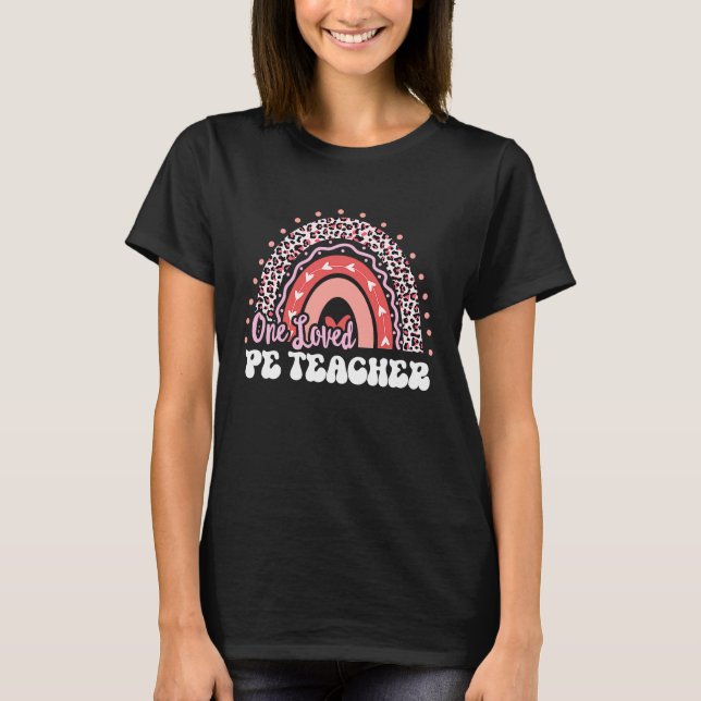 T-shirt One Loved PE Teacher Valentine's Day Groovy Rainbo (Devant)