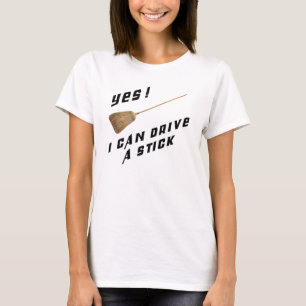 T-shirt oui je peux conduire un bâton avec le balai