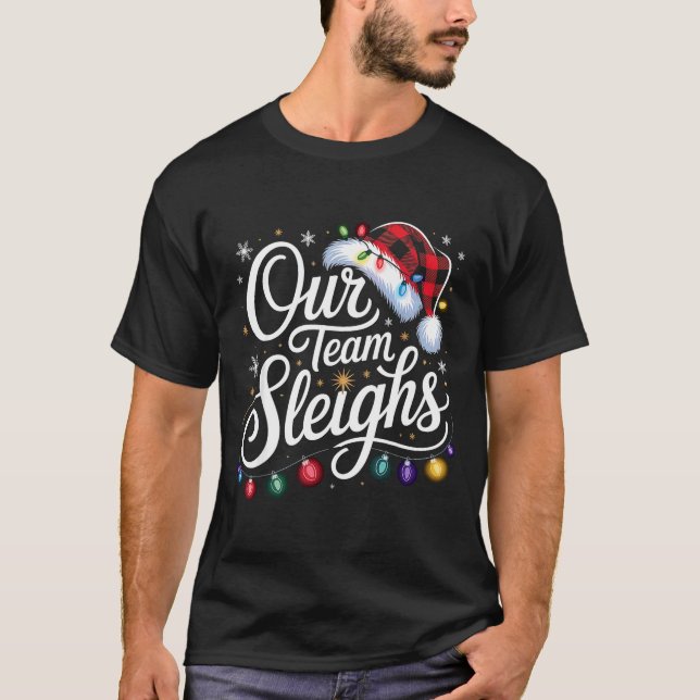 T-shirt Our Team Sleighs Christmas Lights Red Santa Hat Xm (Devant)