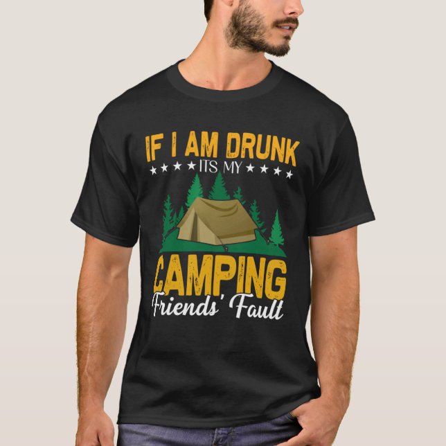 T-shirt outddor camping with friends and drinking in the n (Devant)