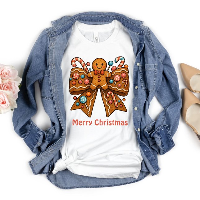 T-shirt Pain d'épices Coquette Bow Noël (Gingerbread Man Coquette Bow Christmas Holiday T-shirt for her. Personalized with your text.)