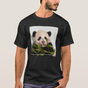 T-shirt Panda géant se penchant contre le mur