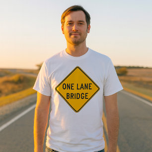 T-shirt Panneau jaune de la route du pont à une voie