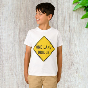 T-shirt Panneau jaune de la route du pont à une voie