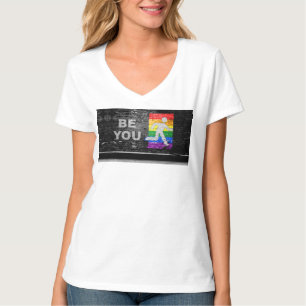 T-shirt Panneau urbain aux couleurs de la fierté arc-en-ci