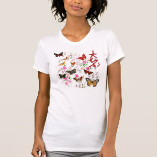 T-shirt Papillons sur la chemise de fleurs de cerisier