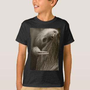 T-shirt paresse bottée avec la pointe du pied par deux