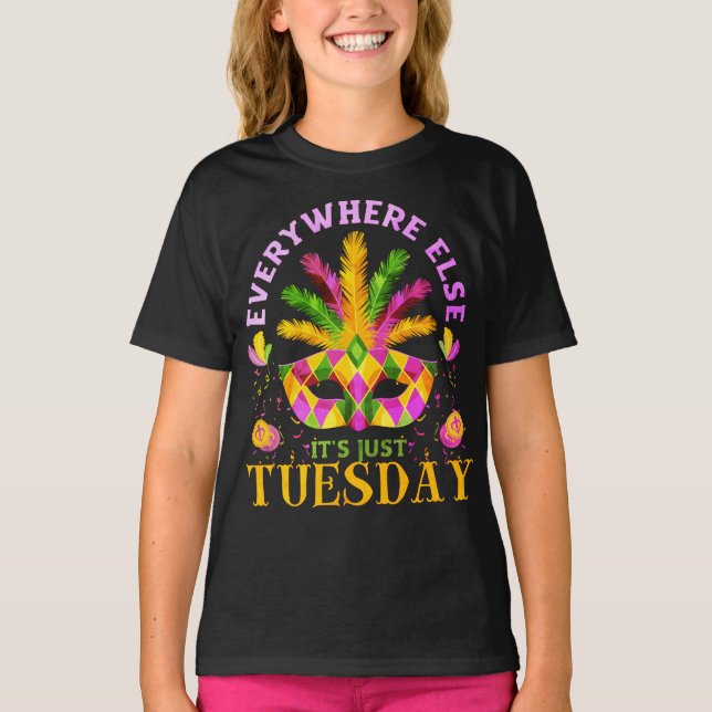 T-SHIRT PARTOUT AILLEURS C'EST JUSTE MARDI FUN MARDI GRAS (Devant)