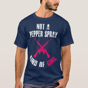 T-shirt Pas une fille du genre spray au poivre Pro Gun