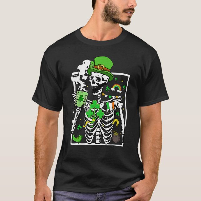 T-shirt Patrick's Day Skeleton Shamrock Skull Drinking Cof (Devant)