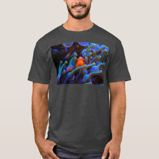 T-shirt Peeping Clownfish sur la barrière de corail