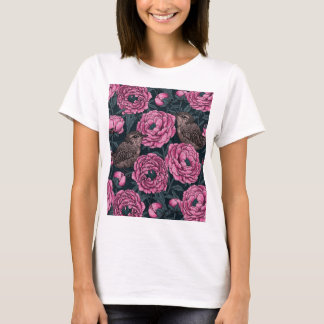 T-shirt Peonies roses et se réchauffe sur gris foncé