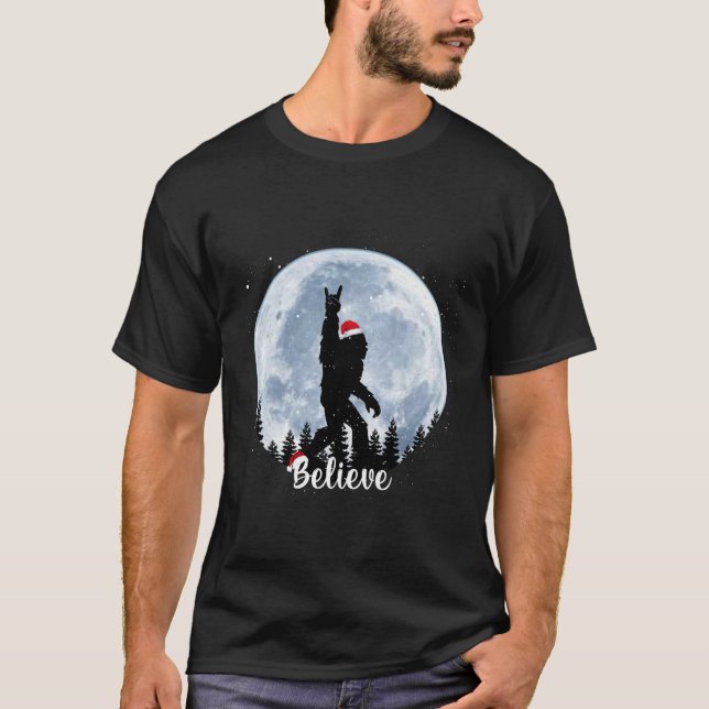 T-shirt Père Noël bigfoot noël rock roll sasquatch croire (Devant)