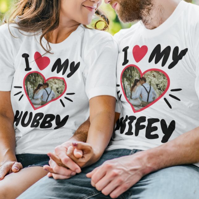 T-shirt personnalisable [I Love My WIFEY/HUBBY] (Couple wearing matching shirts that say: "I love my wifey, I love my hubby.")