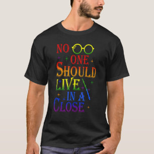 T-shirt Personne Ne Devrait Vivre Dans Un Closet Lgbt Gay 