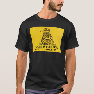 T-SHIRT PERSONNE NE SE PENCHE SUR VOUS, SUÉTIE