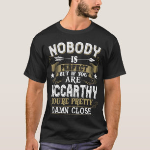 T-shirt Personne N'Est Parfait Mais Vous Êtes MCCARTHE Nom